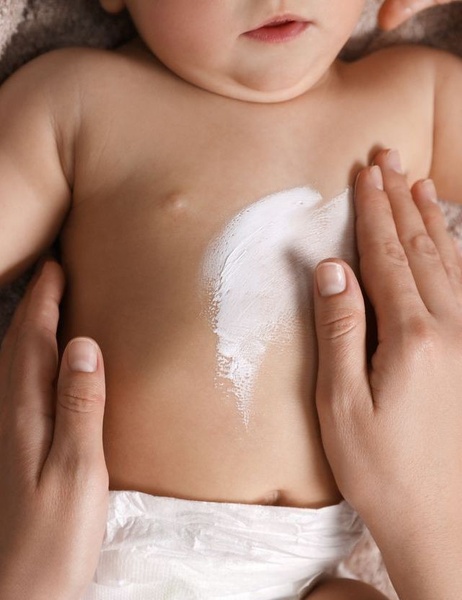 baby lotion, baby moisturizer, baby skin cream, infant lotion, baby skincare, product demo, lifestyle, calm, warm, neutral