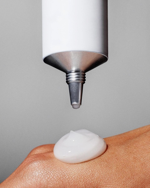 face cream, skincare cream, moisturizing cream, skin lotion, skincare treatment, product demo, minimalist, lifestyle, calm, fresh, neutral