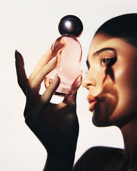 perfume bottle, fragrance, scent, eau de parfum, cologne, brand awareness, editorial, minimalist, luxurious, calm, neutral, pink