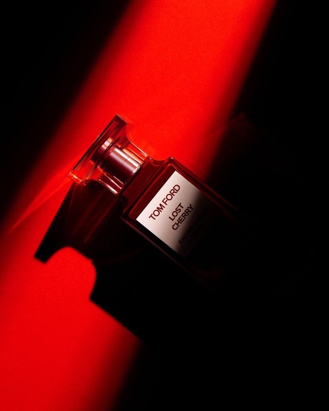 perfume, eau de parfum, fragrance, scent, cologne, bestseller push, minimalist, editorial, luxurious, bold, red, black