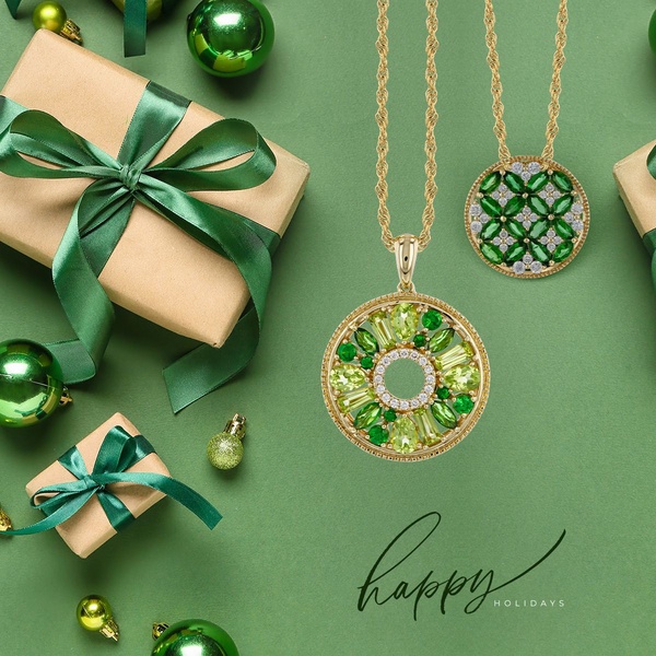 This creative showcases two gold necklaces with green-toned gemstones against a soft green background, surrounded by gift boxes.