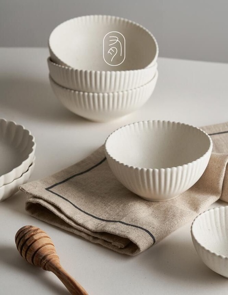 This creative utilizes a clean, neutral-toned product hero shot, emphasizing the texture and design of the ceramic bowls through soft, natural lighting.