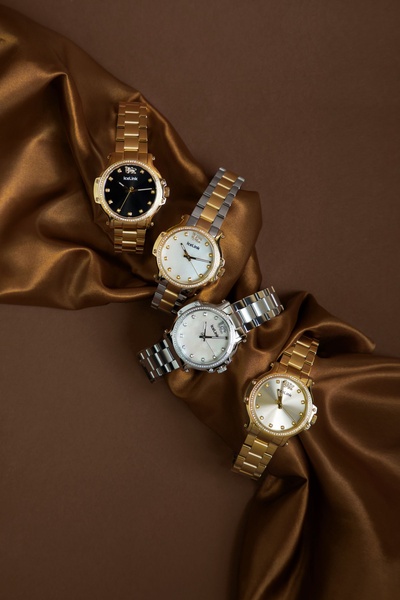 wrist watch, analog watch, metal watch, luxury watch, dress watch, bestseller push, minimalist, editorial, luxurious, calm, brown, gold