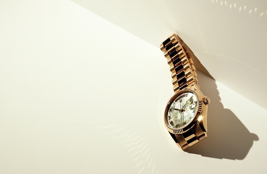 gold watch, luxury watch, analog watch, metal watch, wrist watch, bestseller push, minimalist, editorial, luxurious, calm, gold, neutral