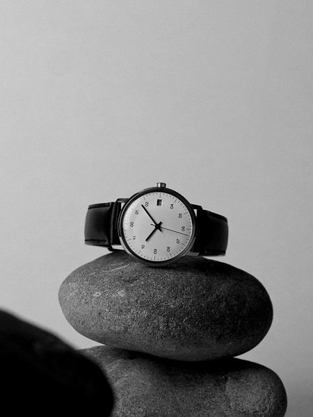 analog watch, leather strap watch, wrist watch, classic watch, mens watch, bestseller push, minimalist, editorial, calm, luxurious, neutral