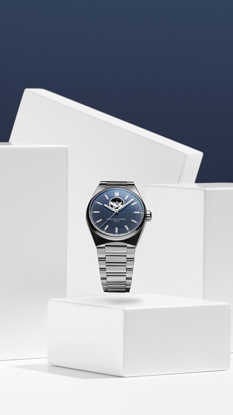 wrist watch, analog watch, metal strap watch, steel watch, automatic watch, bestseller push, minimalist, luxurious, calm, neutral, blue