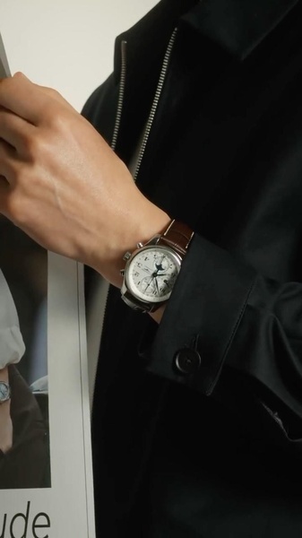 analog watch, leather strap watch, wrist watch, mens watch, chronograph watch, brand awareness, lifestyle, editorial, luxurious, trustworthy, neutral, brown, black