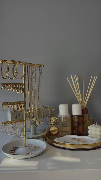 jewelry stand, gold hoop earrings, gold necklaces, jewelry organizer, perfume bottles, body mist, bestseller push, minimalist, lifestyle, calm, luxurious, neutral, gold
