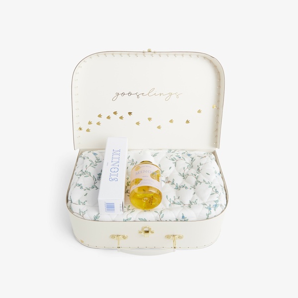 baby gift set, baby skincare set, baby oil, baby cream, infant gift set, gift guide, minimalist, lifestyle, calm, luxurious, neutral, yellow