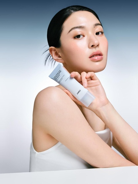 face serum, skin serum, hyaluronic acid serum, hydrating serum, facial skincare, moisturizing serum, brand awareness, product launch, editorial, lifestyle, luxurious, fresh, neutral, blue