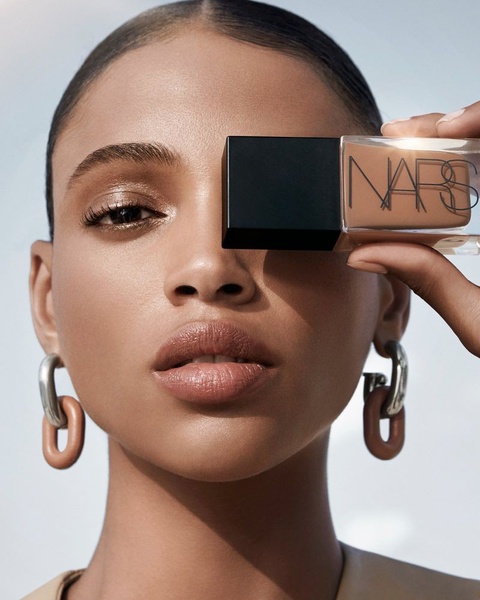 liquid foundation, face foundation, full coverage foundation, makeup foundation, skin foundation, complexion makeup, brand awareness, bestseller push, editorial, lifestyle, luxurious, bold, neutral, brown, blue