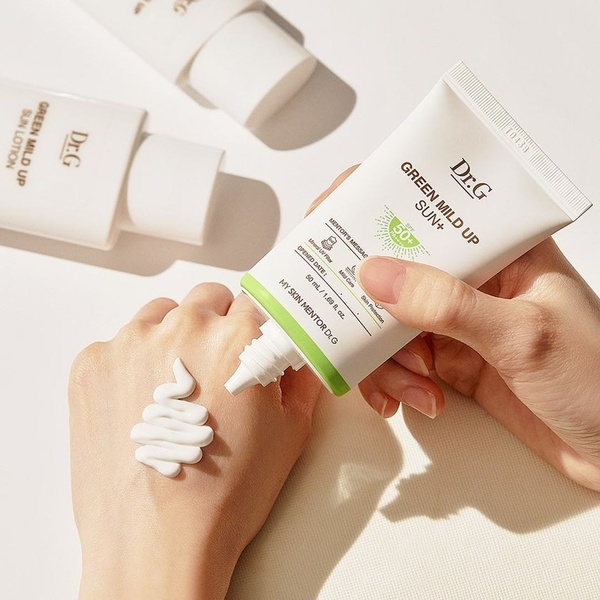 sunscreen, sun cream, sun lotion, spf sunblock, facial sunscreen, product demo, minimalist, lifestyle, fresh, trustworthy, neutral