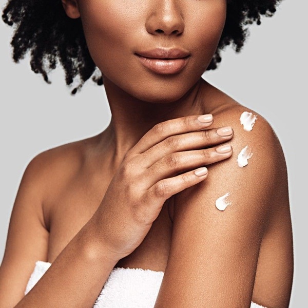 body lotion, moisturizing cream, skin cream, body cream, skincare product, product demo, minimalist, lifestyle, calm, fresh, neutral