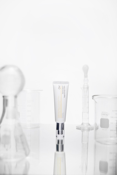 face cream, regenerating cream, skincare tube, facial moisturizer, dermatological cream, product demo, minimalist, calm, fresh, neutral