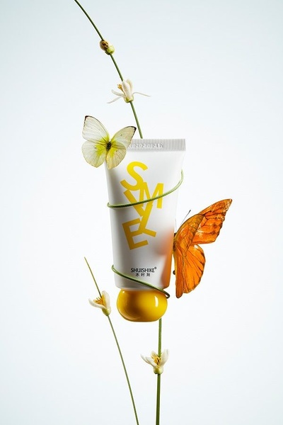 face cream, skincare tube, moisturizing cream, skin lotion, facial cream, product demo, minimalist, editorial, calm, fresh, neutral, yellow