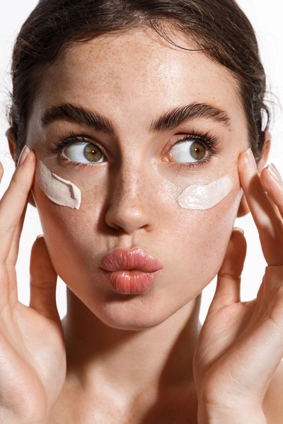 face cream, facial moisturizer, skincare cream, face lotion, beauty cream, product demo, lifestyle, minimalist, fresh, playful, neutral