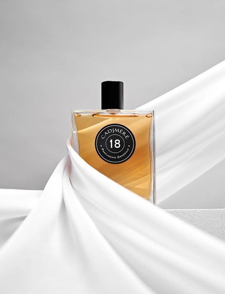fragrance, perfume, cologne, scent, eau de parfum, brand awareness, minimalist, editorial, luxurious, calm, neutral, gold