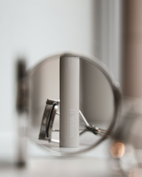 eyelash curler, lash curler, eye makeup tool, eyelash lifting tool, makeup applicator, product demo, minimalist, calm, fresh, neutral