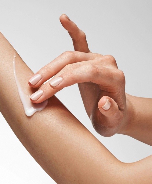 moisturizer, body lotion, skin cream, hand cream, skincare, product demo, minimalist, lifestyle, calm, fresh, neutral