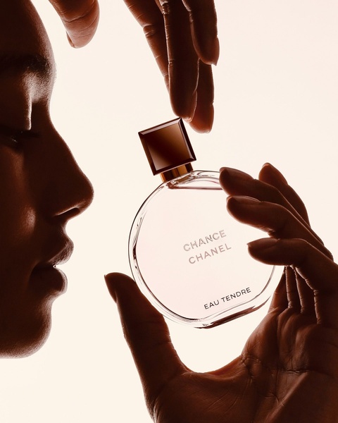 perfume, fragrance, scent, eau de toilette, cologne, brand awareness, editorial, minimalist, luxurious, calm, neutral