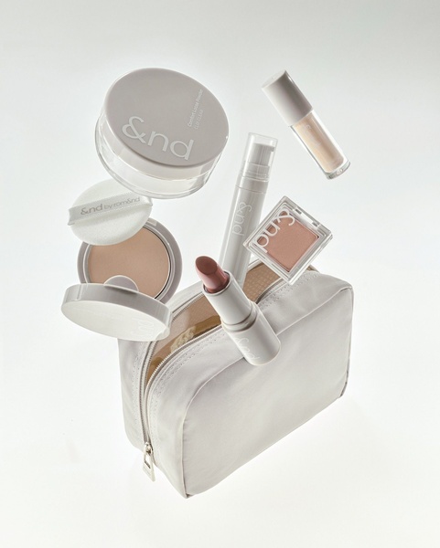cosmetic bag, loose powder, lipstick, eyeshadow palette, makeup products, makeup essentials, new arrival, bestseller push, minimalist, lifestyle, calm, fresh, neutral