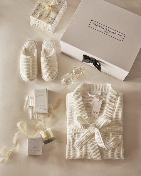 bathrobe, slippers, scented candle, gift set, sleepwear, home fragrance, gift guide, flat lay, minimalist, calm, luxurious, neutral, christmas