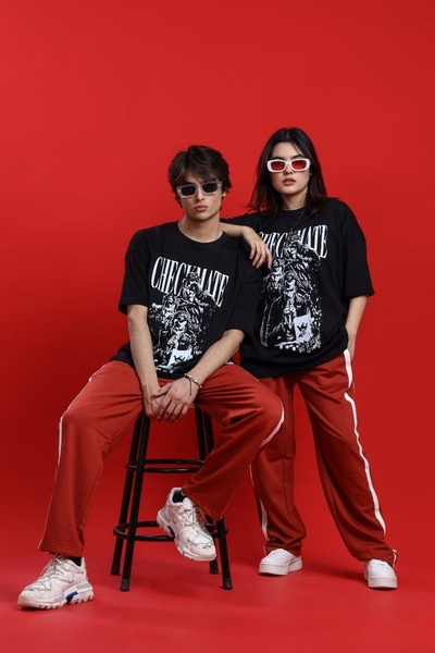 graphic t-shirt, oversized tee, cotton t-shirt, crew neck shirt, short sleeve tee, new arrival, bestseller push, lifestyle, energetic, bold, red, black