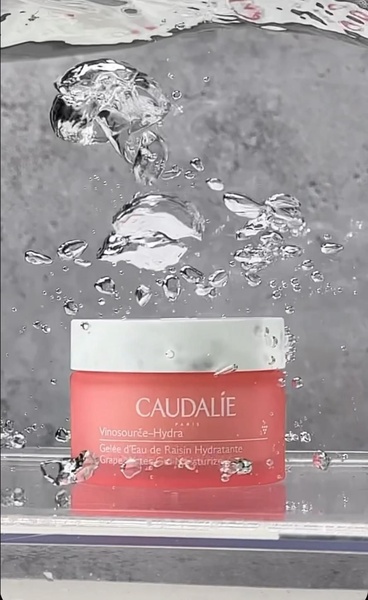 face moisturizer, hydrating cream, face cream, daily moisturizer, skincare cream, product demo, minimalist, fresh, calm, neutral, pink
