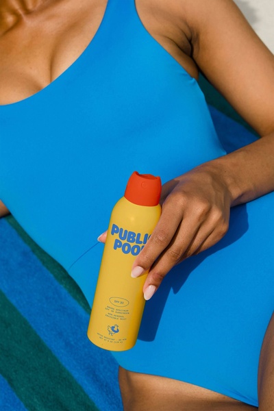 sunscreen spray, spf sunscreen, sun protection mist, broad spectrum sunscreen, sun spray, product demo, lifestyle, energetic, fresh, blue, yellow, orange, summer sale