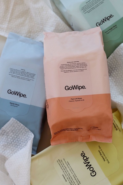 face wipes, cleansing wipes, makeup remover wipes, facial cleansing wipes, wet wipes, bestseller push, flat lay, minimalist, fresh, calm, pastel, neutral