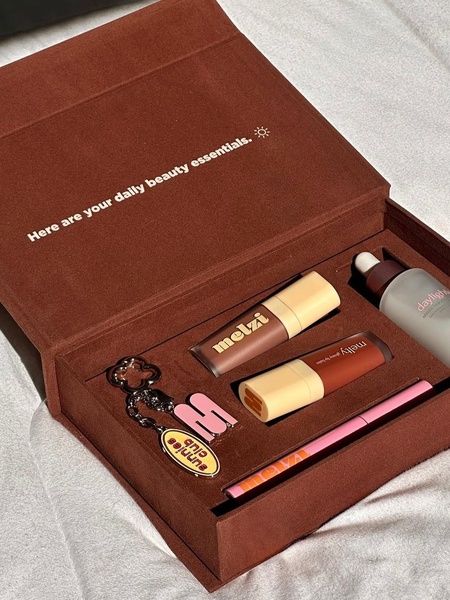 cosmetic set, beauty kit, makeup gift set, skincare kit, lipstick set, serum set, bestseller push, gift guide, minimalist, flat lay, calm, trustworthy, brown, neutral