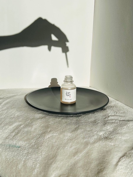 face serum, skincare serum, facial treatment, skin care, beauty product, product demo, minimalist, lifestyle, calm, fresh, neutral