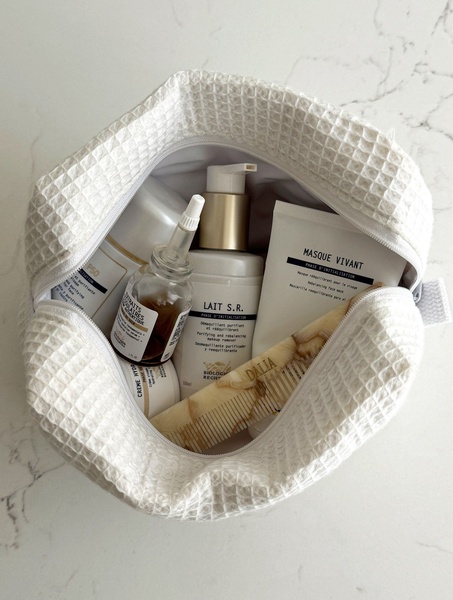 skincare products, face mask, facial serum, cleansing lotion, face cream, cosmetic bag, bestseller push, minimalist, lifestyle, calm, trustworthy, neutral