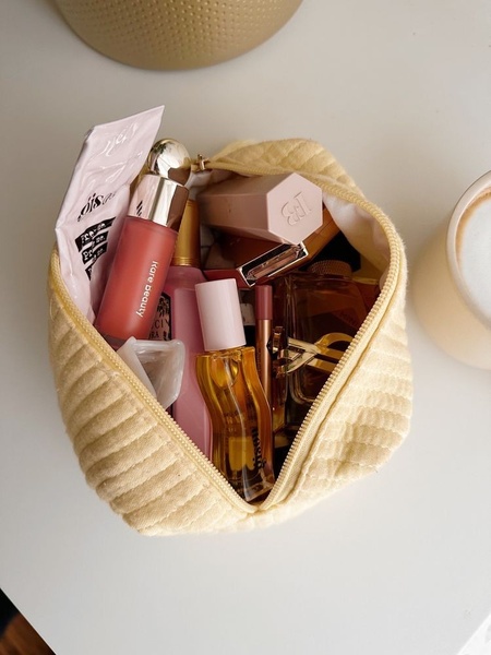 makeup bag, cosmetic pouch, travel makeup case, beauty bag, toiletry bag, bestseller push, lifestyle, minimalist, calm, fresh, pastel, neutral