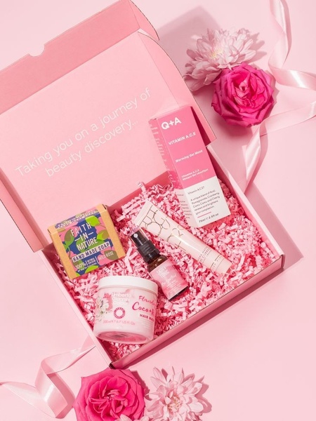 skincare gift box, beauty products kit, cosmetic set, skincare box, beauty gift set, gift guide, flat lay, minimalist, fresh, playful, pink, pastel