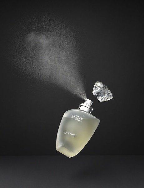 perfume, fragrance, eau de parfum, scent, cologne, brand awareness, minimalist, luxurious, calm, neutral, black