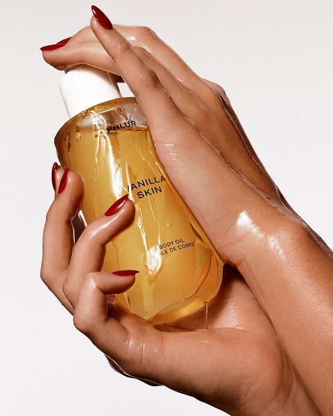 body oil, skincare oil, scented body oil, moisturizing oil, skin care, bestseller push, lifestyle, editorial, luxurious, calm, neutral, gold
