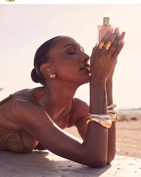 perfume bottle, fragrance, scent, eau de parfum, perfume, brand awareness, lifestyle, editorial, calm, luxurious, neutral, gold