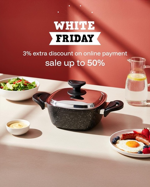 A clean, high-contrast product advertisement for a modern square saucepan, highlighting an extra discount for online payments during a seasonal sale.