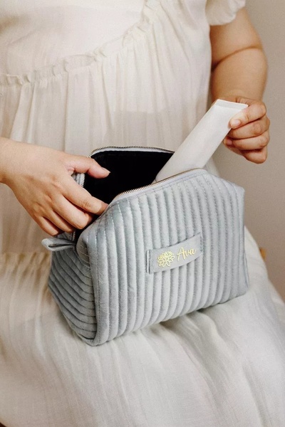makeup bag, toiletry bag, cosmetic pouch, velvet makeup bag, travel bag, bestseller push, lifestyle, calm, luxurious, neutral