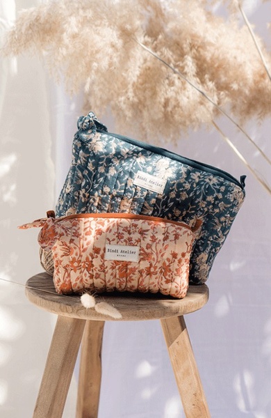 cosmetic bag, toiletry bag, quilted pouch, makeup organizer, travel pouch, bestseller push, minimalist, lifestyle, calm, fresh, neutral, blue, brown