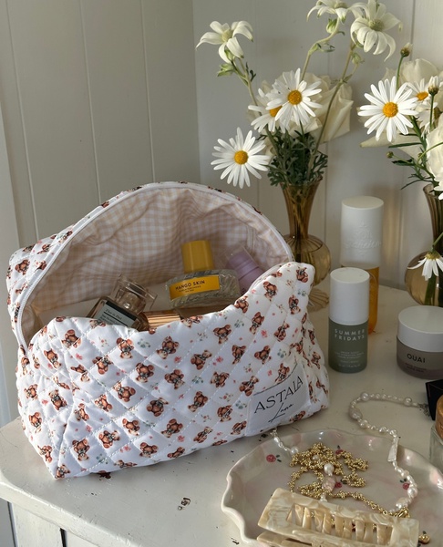 cosmetic bag, makeup pouch, toiletry case, quilted makeup bag, travel toiletry bag, makeup organizer, bestseller push, lifestyle, calm, fresh, neutral, pink