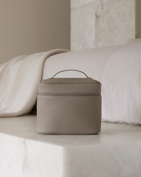cosmetic bag, toiletry bag, makeup case, travel makeup bag, toiletry organizer, minimalist, lifestyle, calm, luxurious, neutral