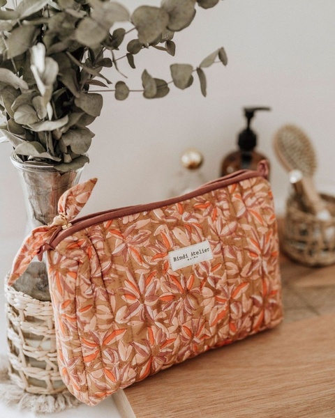 makeup pouch, toiletry bag, cosmetic bag, travel pouch, quilted makeup bag, new arrival, lifestyle, minimalist, calm, warm, neutral, brown, pink