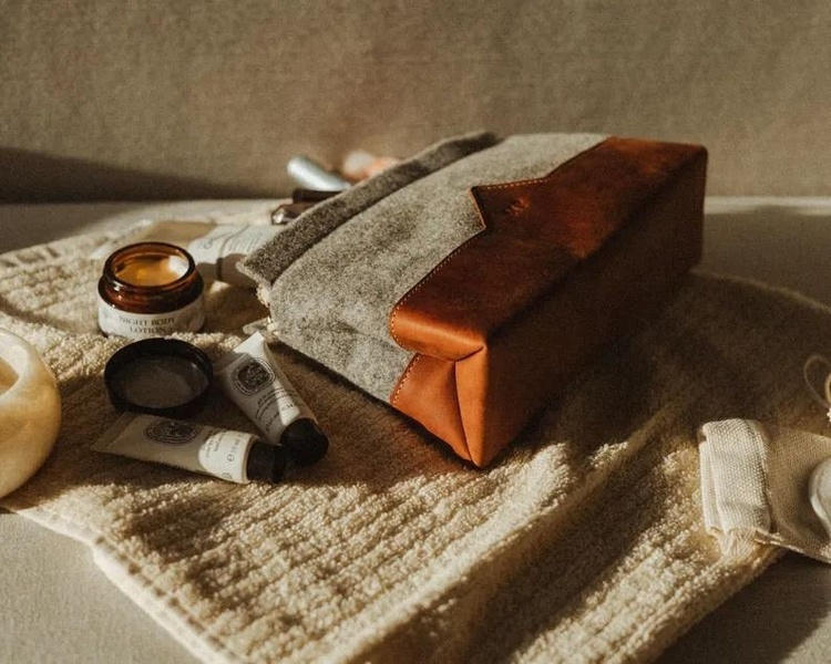 toiletry bag, cosmetic pouch, travel bag, makeup bag, travel pouch, bestseller push, minimalist, lifestyle, calm, luxurious, neutral, brown