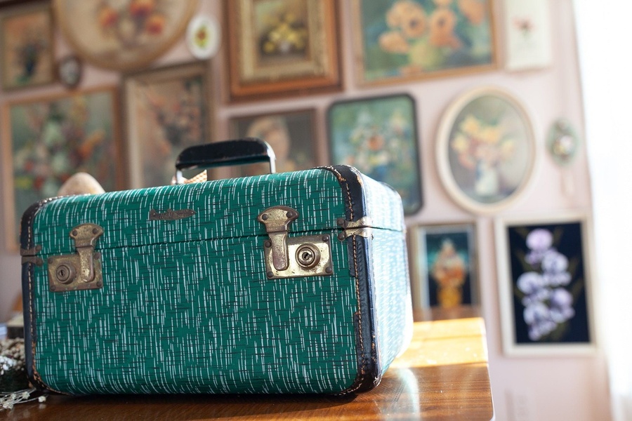 vintage train case, vanity case, travel makeup bag, retro luggage, makeup storage box, bestseller push, lifestyle, calm, green, brown, neutral