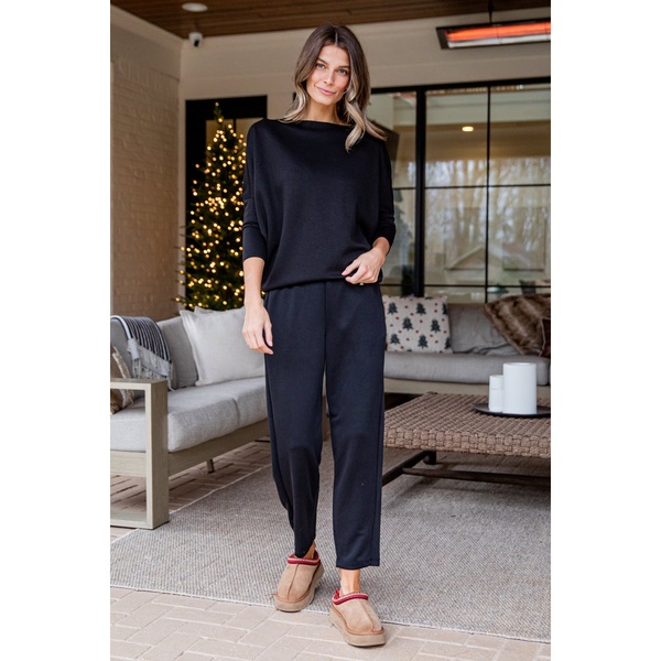 loungewear set, two piece set, loungewear pants, long sleeve top, lounge clothing, comfy loungewear, bestseller push, lifestyle, calm, trustworthy, neutral, black, christmas