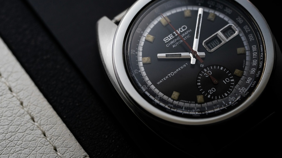 wrist watch, analog watch, mens watch, chronograph watch, automatic watch, bestseller push, minimalist, editorial, luxurious, trustworthy, neutral, black