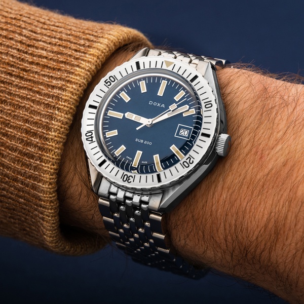 analog watch, stainless steel watch, dive watch, men's watch, wristwatch, bestseller push, lifestyle, trustworthy, luxurious, blue, brown, neutral