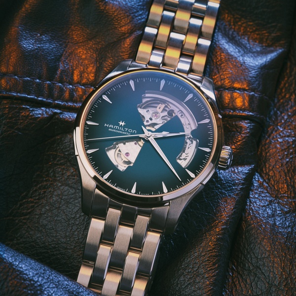 automatic watch, stainless steel watch, wrist watch, mechanical watch, luxury watch, bestseller push, brand awareness, lifestyle, editorial, luxurious, bold, brown, neutral